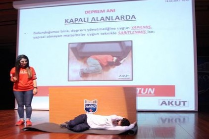 Akut Gaziantep Ekibi Sanko Okulları deprem sunumu yaptı