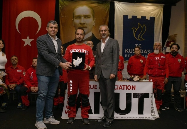 AKUT Kuşadası ekibi, 26 kişiyi enkaz altından sağ olarak kurtardı