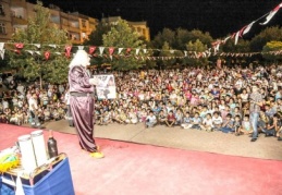 Alanı dolduran çocuklar, gönüllerince eğlendi