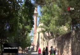 Alanya'da 788 yıllık tarihi camiye turistlerin yoğun ilgisi