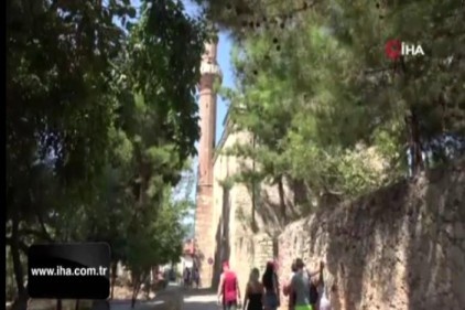 Alanya&#039;da 788 yıllık tarihi camiye turistlerin yoğun ilgisi