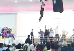 Alçıpan tavana basan işçi düğün salonunun ortasına düştü