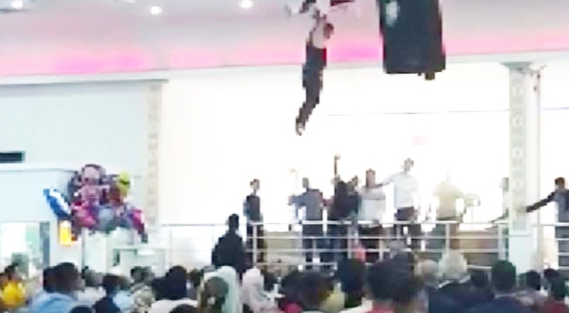 Alçıpan tavana basan işçi düğün salonunun ortasına düştü