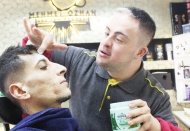 Aldığı bahşişlere mutlu olunca çalışmak istedi