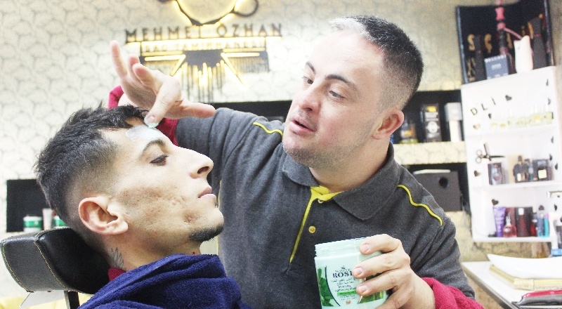 Aldığı bahşişlere mutlu olunca çalışmak istedi