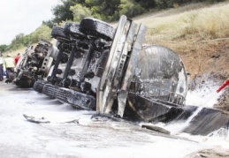 Alev alan tankerin sürücüsü yanarak öldü