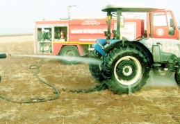 Alev alan traktörü çiftçiler söndürdü