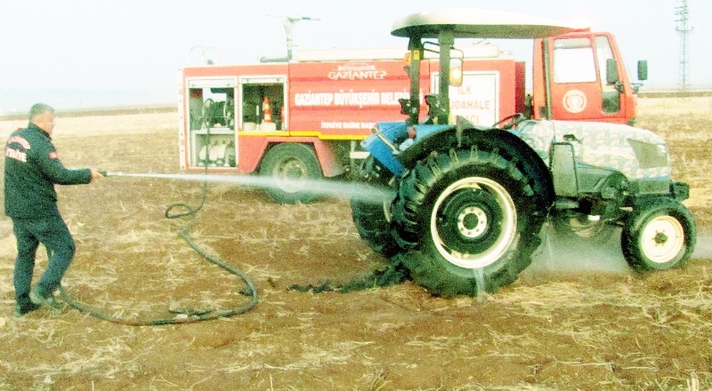 Alev alan traktörü çiftçiler söndürdü