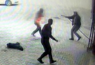 Alev alev yanan adam hortumla söndürüldü