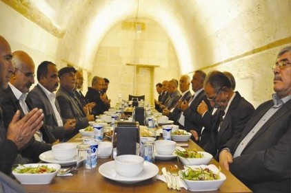 Aleviler&#8217;le iftar yemeğinde biraraya gelindi