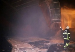 Alevler arasında mahsur kalan kediyi vatandaşlar kurtardı