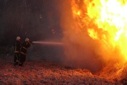 Alevler metrelerce yükseldi, güvenlik kulübeleri forkliftle taşındı