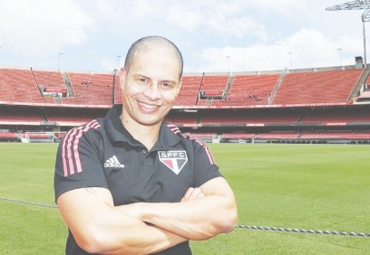 Alex de Souza, 8-0 kazandıkları hazırlık maçında, takımını kasti olarak 10 kişi oynattı