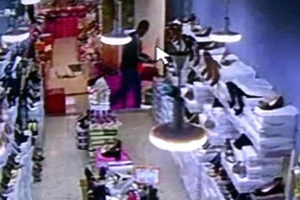 Alışverişe daldılar içinde ziynet eşyası olan çantayı çaldırdılar 