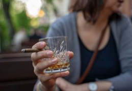 Alkol ve sigaraya 6 ay vergi artışı yok