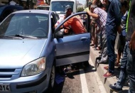 Alkollü araç kullanan genç, otomobilini yolun ortasında park ederek aracında uzandı