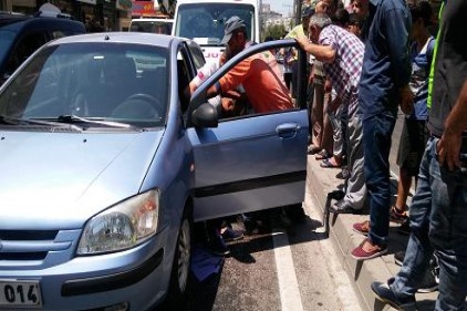 Alkollü araç kullanan genç, otomobilini yolun ortasında park ederek aracında uzandı