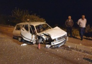 Alkollü sürücü, elektrik direğini devirerek karşı yola geçti