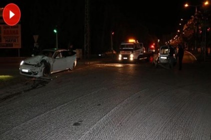 Alkollü sürücü kırmızı ışıkta bekleyen araca arkadan çarptı: 2 yaralı