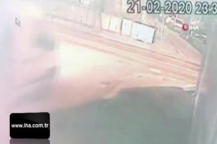 Alkollü sürücünün ortalığı savaş alanına çevirdiği kaza kamerada
