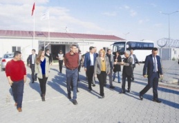 Alman parlamenter Nizip’teki konteyner kenti gezdi