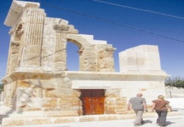 Alman turistler anıt mezarları gezdi