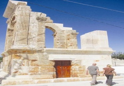 Alman turistler anıt mezarları gezdi