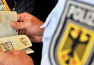 Almanya'da gri pasaportla insan kaçakçılığının ilk davası başlıyor