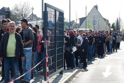 Almanya&#039;daki sandıklarda uzun kuyruklar oluştu