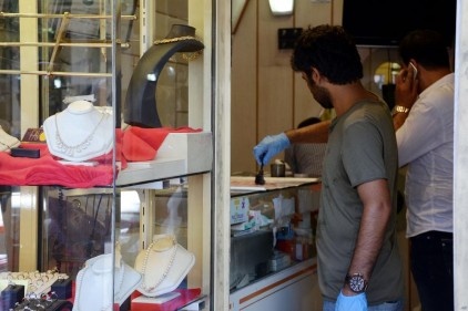 Altın diye 7 kilo imitasyon takı çaldılar