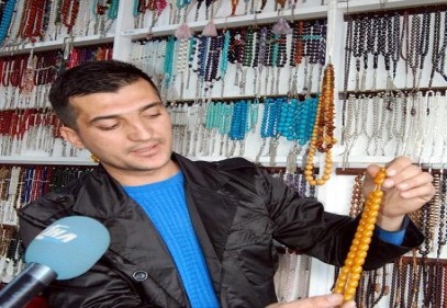 Altından değerli kehribar tesbih var