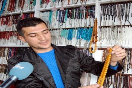 Altından değerli kehribar tesbih var