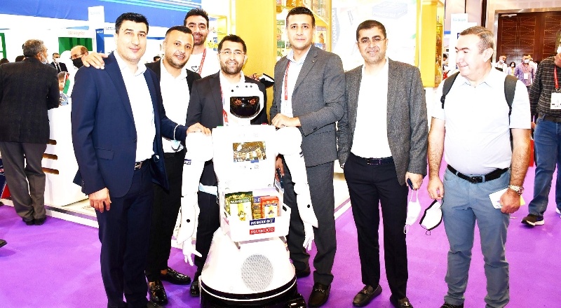 Altunkaya'nın markalarını yapay zekalı robot tanıttı