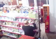 Alüminyum folyoları koparıp cebine sakladı