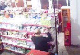 Alüminyum folyoları koparıp cebine sakladı