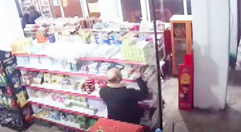 Alüminyum folyoları koparıp cebine sakladı