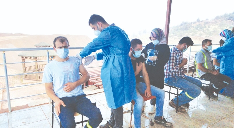 Amanos dağı eteklerinde zorlu aşı çalışması sürüyor