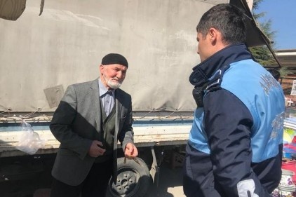 Amasya&#8217;da yasağa uymayan vatandaşları zabıtalar uyardı