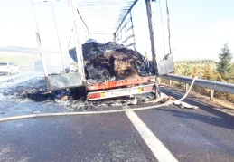 Ambalaj malzemesi taşıyan TIR seyir halindeyken alev aldı