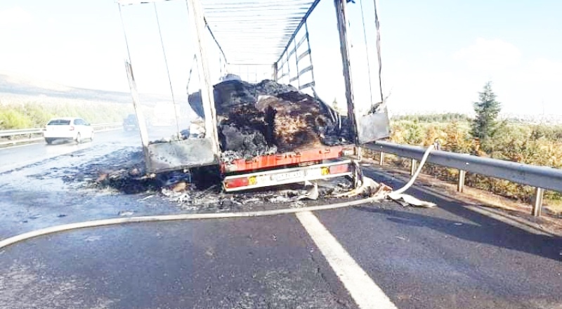 Ambalaj malzemesi taşıyan TIR seyir halindeyken alev aldı