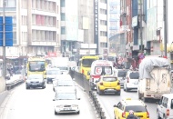 Ambulans dakikalarca trafikte bekledi