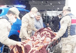 Ambulans giremedi, hastaları iş makineleri aldı