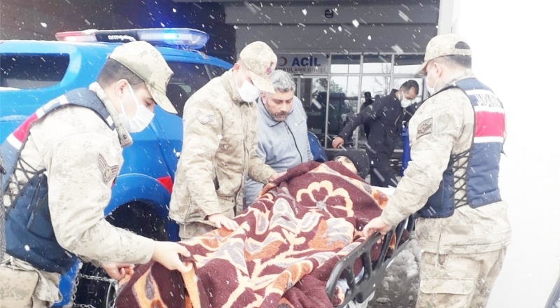 Ambulans giremedi, hastaları iş makineleri aldı