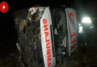 Ambulans şarampole devrildi: 3 yaralı