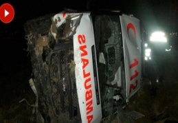 Ambulans şarampole devrildi: 3 yaralı