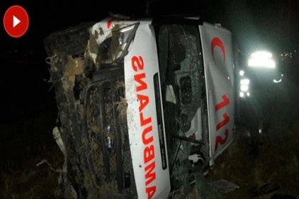 Ambulans şarampole devrildi: 3 yaralı