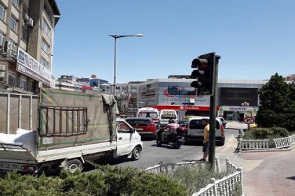 Ambulans, trafikte zor anlar yaşadı