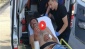 Ambulansa taşınırken armudunu yemeye devam etti