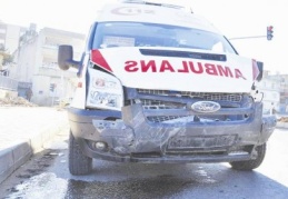 Ambulansla minibüs çarpıştı