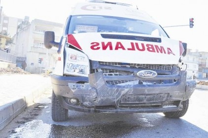 Ambulansla minibüs çarpıştı